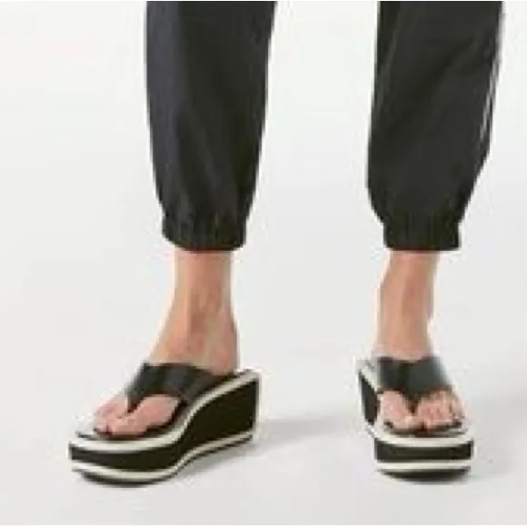 Frame Denim Le Ocean Wedge Platform Flip Flops Sandals in Noir Multi 39