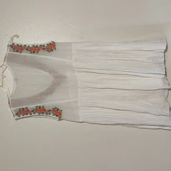 Free People One with embroidered around the neckline and arm size XS oversize