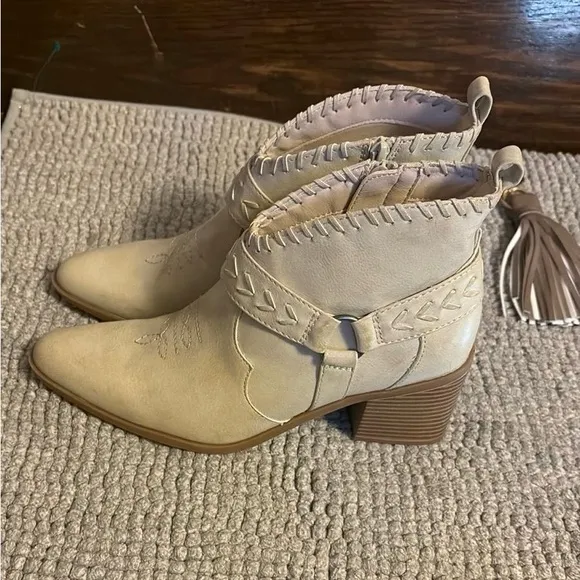 FRYE AND CO Cream Ankle Boots Sleek Western Style