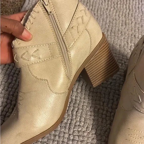FRYE AND CO Cream Ankle Boots Sleek Western Style