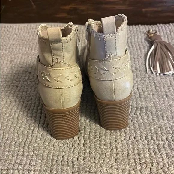 FRYE AND CO Cream Ankle Boots Sleek Western Style