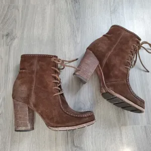 Frye Boots Parker Moc Short Size 9.5 Brown Suede Lace Up Heeled Girly Victorian