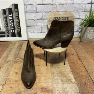 Frye Renee Seam Short Women Western Leather ankle boots