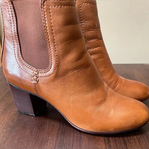 Frye Stella Chelsea Short Boots, Cognac / Brown, Women’s size 7.5