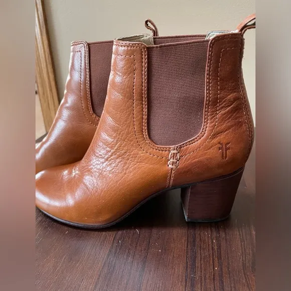 Frye Stella Chelsea Short Boots, Cognac / Brown, Women’s size 7.5