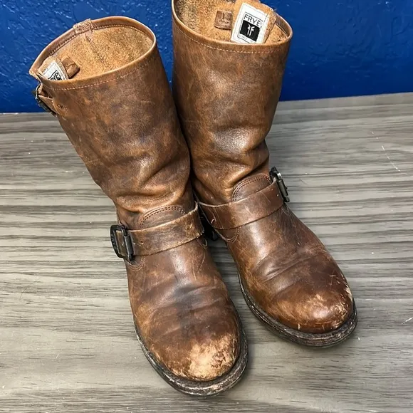 FRYE VERONICA BROWN DISTRESSED ROUND TOE BUCKLE PULL ON SHORT BOOTS 7.5B