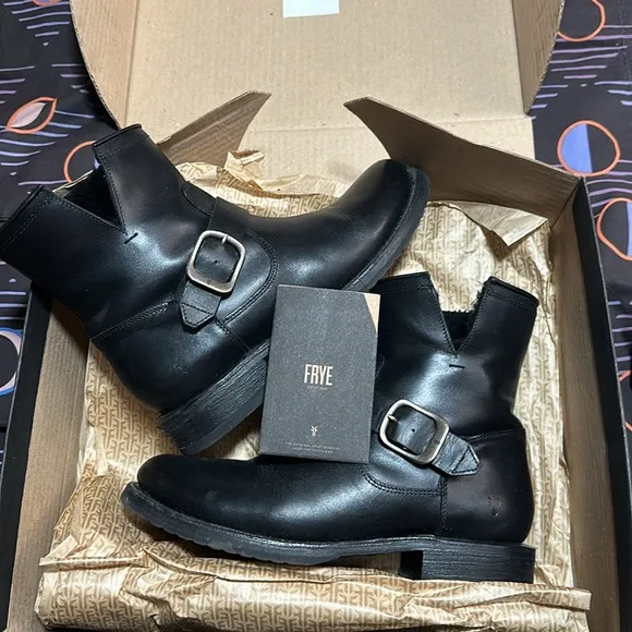 Frye Veronica short with shearling inside