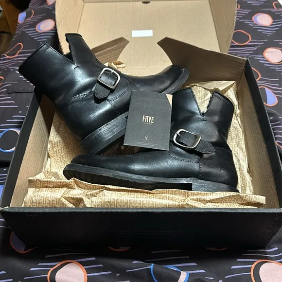 Frye Veronica short with shearling inside