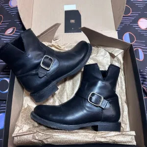 Frye Veronica short with shearling inside