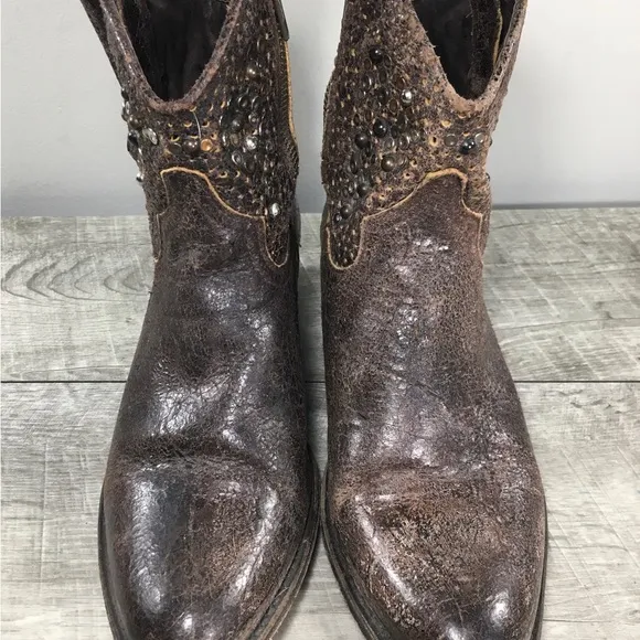 FRYE Women's 77861 Deborah Studded Distressed Leather Short Bootie Boots Size 6