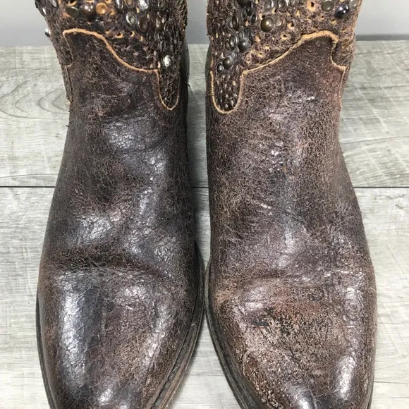 FRYE Women's 77861 Deborah Studded Distressed Leather Short Bootie Boots Size 6