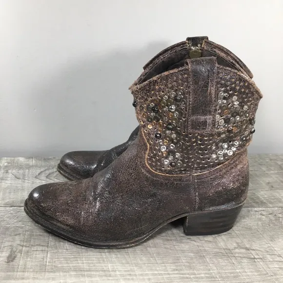 FRYE Women's 77861 Deborah Studded Distressed Leather Short Bootie Boots Size 6