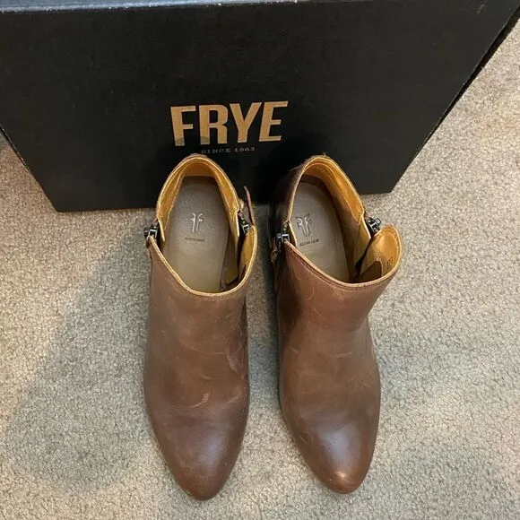 FRYE women’s Judith Zip Bootie in Wheat short stacked heel boots sz 6.5