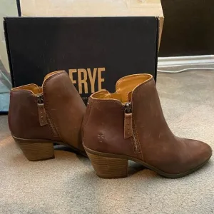 FRYE women’s Judith Zip Bootie in Wheat short stacked heel boots sz 6.5