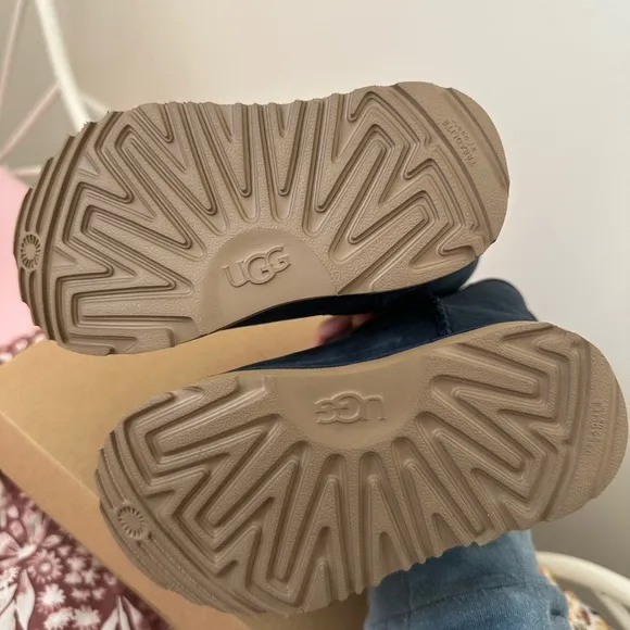 Gender neutral toddler kids UGG boots size 9