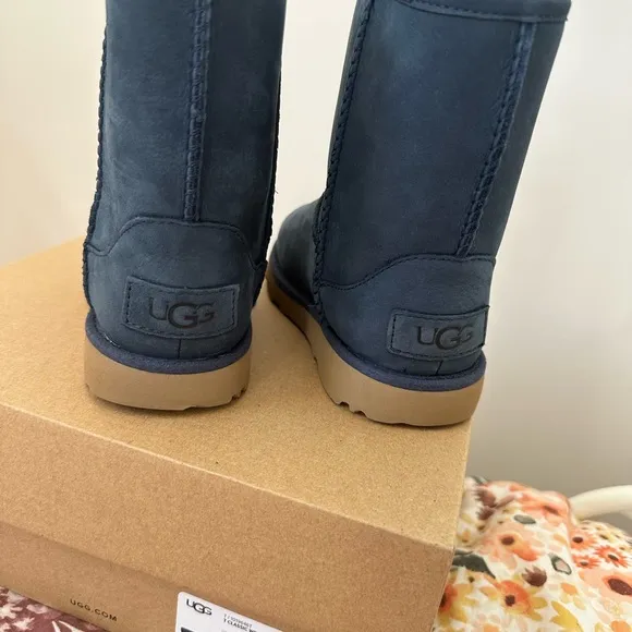 Gender neutral toddler kids UGG boots size 9