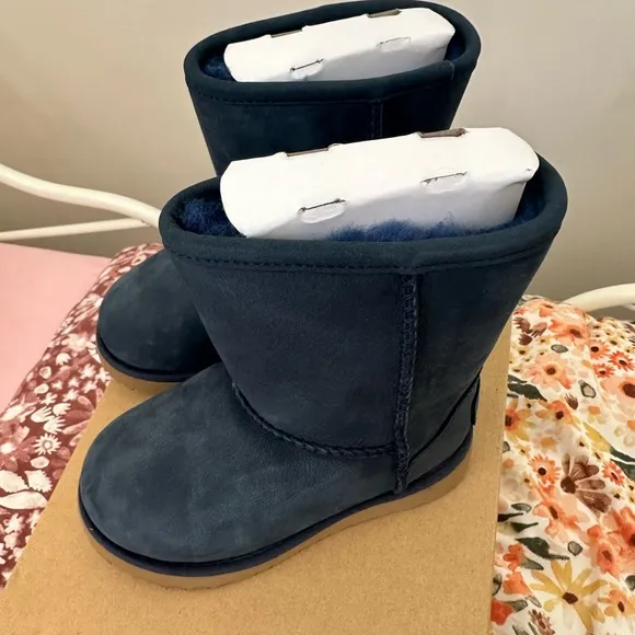 Gender neutral toddler kids UGG boots size 9