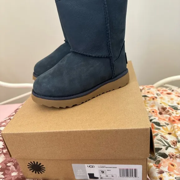 Gender neutral toddler kids UGG boots size 9