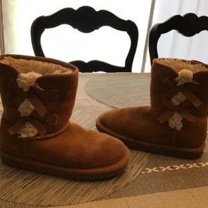 Girls' Short Koolaburra Uggs Chestnut Boots--size 1