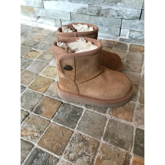 Girls UGG Classic Short Boots Size 6 Brown Suede