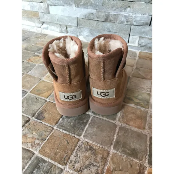 Girls UGG Classic Short Boots Size 6 Brown Suede