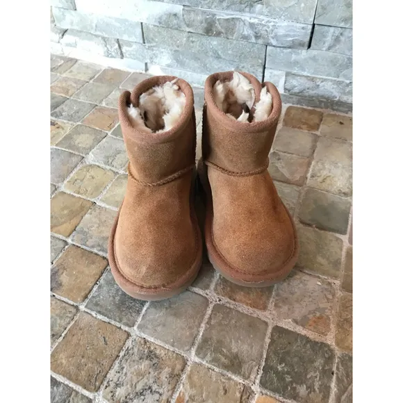 Girls UGG Classic Short Boots Size 6 Brown Suede