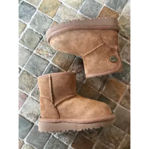 Girls UGG Classic Short Boots Size 6 Brown Suede