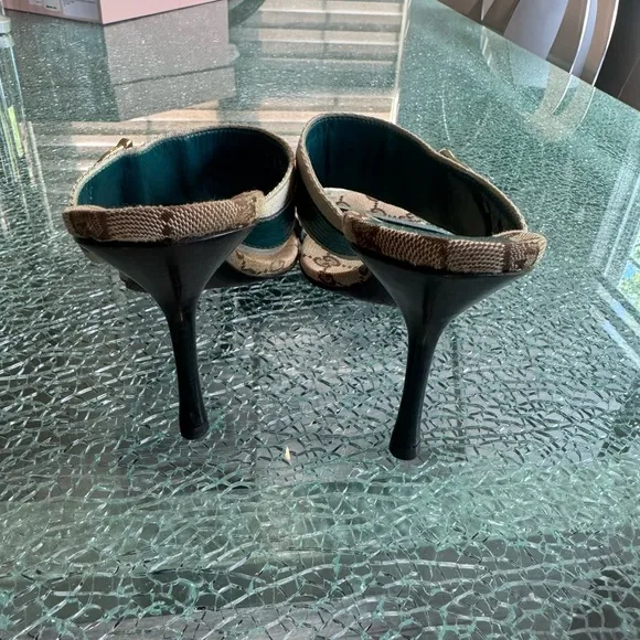 Gucci Elegant Teal and Beige Women's Sandals 10B