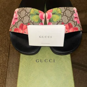 Gucci Women's Floral Slide Sandals - Black and Pink