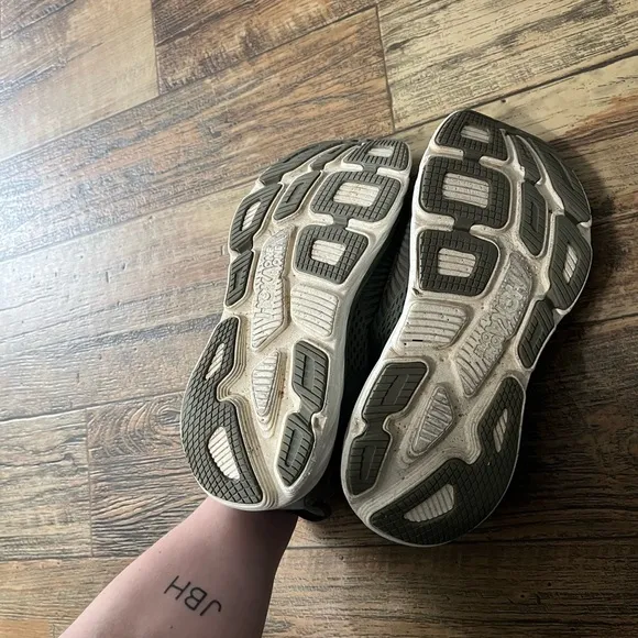HOKA Men’s Bondi 7 shoes in olive Haze/White size 11.5