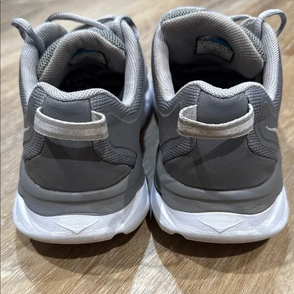 Hoka One One AKASA Size 8 Gray Athletic Shoes