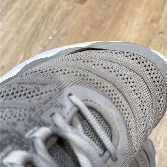 Hoka One One AKASA Size 8 Gray Athletic Shoes