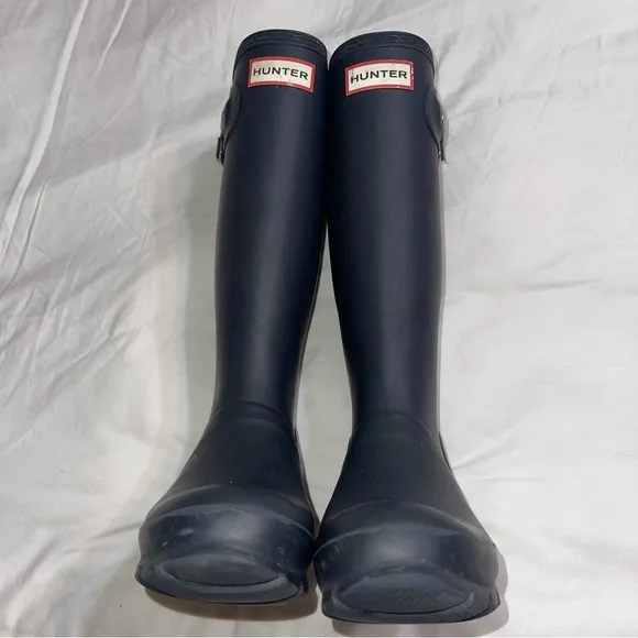 Hunter kids tall rain boots in color navy blue