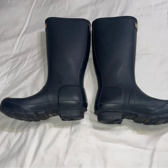 Hunter kids tall rain boots in color navy blue