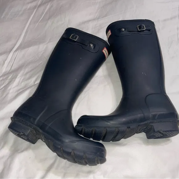Hunter kids tall rain boots in color navy blue