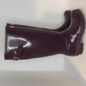 Hunter tall glossy rain boots 6 woman
