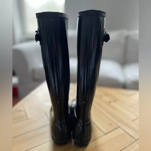 Hunters Women's Original Tall Gloss Rain Boots size 6 . Color black