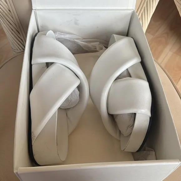 JIL SANDER Padded White Lambskin Leather Crossover Sandals/Slippers. MINT. SZ 40