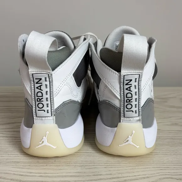 Jordan Jumpman Two Trey Womens Basketball Shoes Grey White DR9631-002 • size 8.5