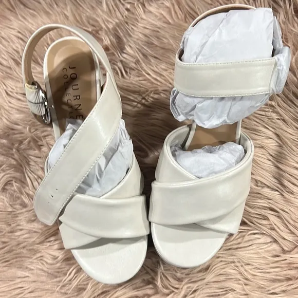 JOURNEE COLLECTION Women's Akeely Platform Sandals
