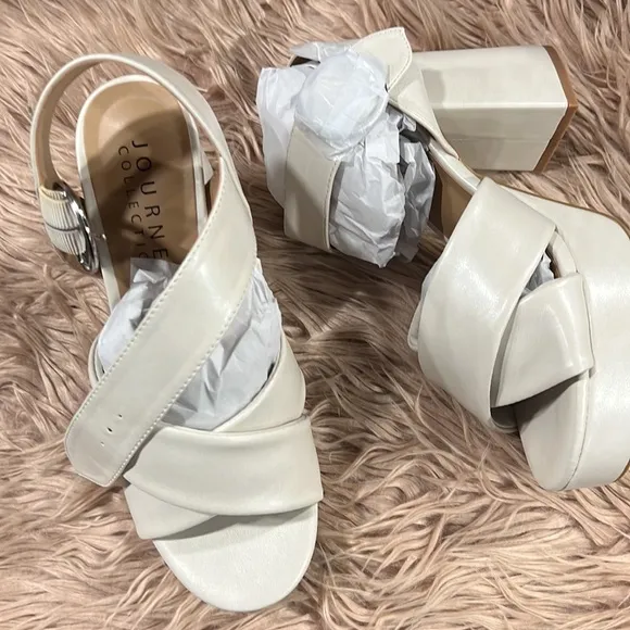JOURNEE COLLECTION Women's Akeely Platform Sandals