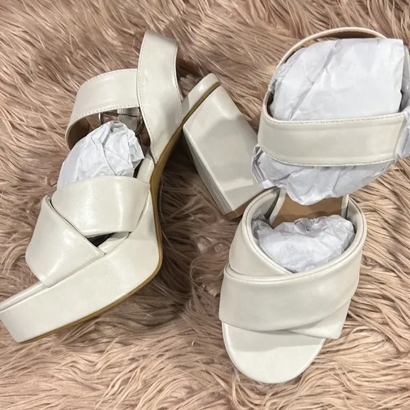 JOURNEE COLLECTION Women's Akeely Platform Sandals