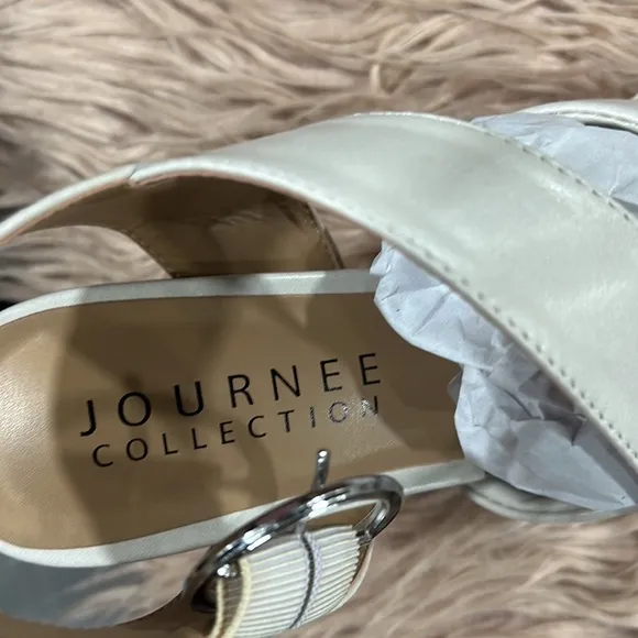 JOURNEE COLLECTION Women's Akeely Platform Sandals