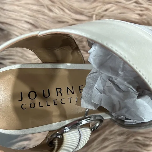 JOURNEE COLLECTION Women's Akeely Platform Sandals