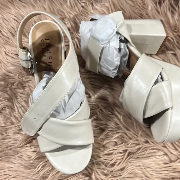 JOURNEE COLLECTION Women's Akeely Platform Sandals
