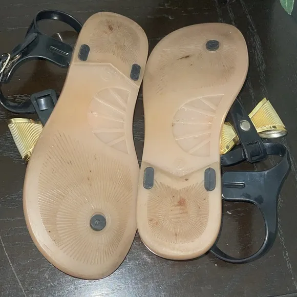 KATE SPADE BLACK PATENT LEATHER, GOLD BOW , BUCKLE SANDALS FLIP FLOPS SIZE 7