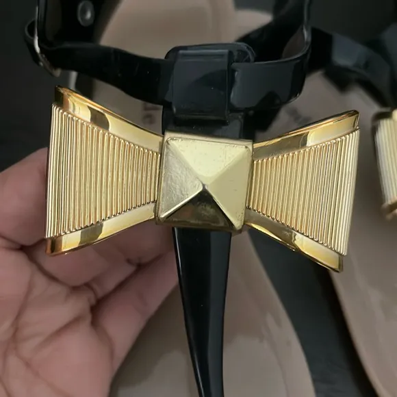 KATE SPADE BLACK PATENT LEATHER, GOLD BOW , BUCKLE SANDALS FLIP FLOPS SIZE 7