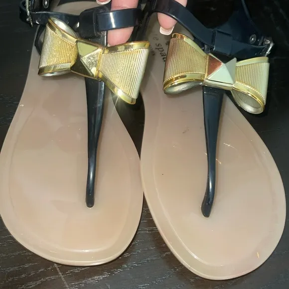KATE SPADE BLACK PATENT LEATHER, GOLD BOW , BUCKLE SANDALS FLIP FLOPS SIZE 7