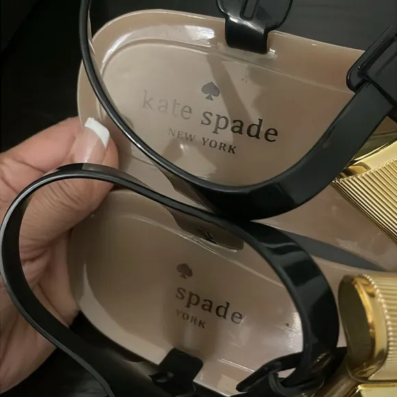 KATE SPADE BLACK PATENT LEATHER, GOLD BOW , BUCKLE SANDALS FLIP FLOPS SIZE 7