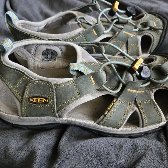 KEEN Venice H2 Green and Black Sandals sz 8.5